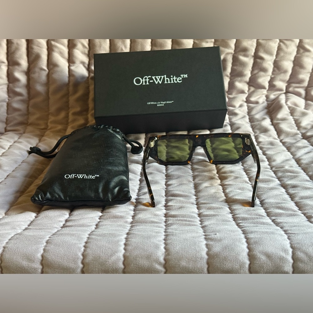 Off-White Tortoiseshell Rectangular Sunglasses wi… - image 3